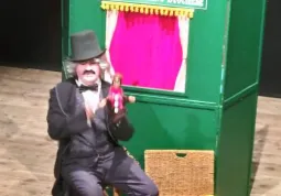 Oggi pomeriggio al Teatro Civico è andata in scena  la commedia per burattini “El ciat con la calota”