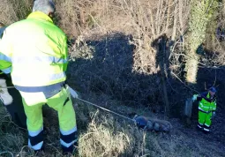 Raccolta rifiuti per le strade - Volontari Protezione civile comunale