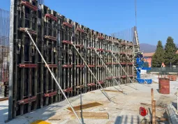 A breve saranno portati a termine i getti di calcestruzzo dei setti, ossia le pareti in calcestruzzo armato, del blocco E  e dei due rimanenti previsti del blocco B