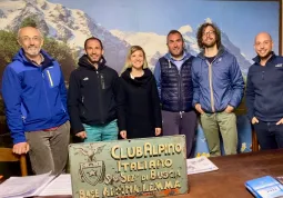 I componenti del nuovo direttivo Cai Busca: da sinsitra Emilio Salvetti, Simone Racca, la reggente Simona Dao La Font,  Enrico Martinale, Niccolò Barbero, Andrea Mattalia