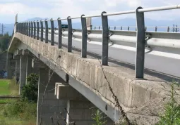 Il cavalcaferrovia lungo la strada provinciale 155 nella zona della rotonda di Loreto necessita di interventi di consolidamento 