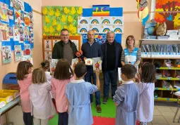 La promozione della mela rossa di Cuneo Igp, a cura dei produttori, è passata dalla scuola dell’infanzia Don Becchis