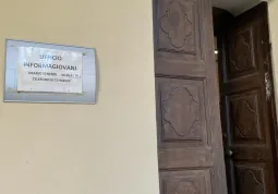 L'ufficio Informagovani si trova al piano terreno del palazzo comunale, via Cavour 21, ed è aperto al venerdì dalle 8.30 alle 12.30. Telefono: 0171.948620