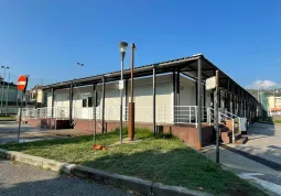 La struttura che ospita le scuole medie durante i lavori del nuovo polo scolastico
