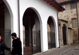L'edificio comunale si trova a ridosso della Porta Santa Maria 