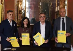 I sindaci di Busca, Marco Gallo, e di Cherasco, Carlo Davico, - a destra - insieme con i curatori Cinzia Tesio e Riccardo Gattolin alla presentazione di ieri a Torino a Palazzo Paesana
