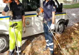 Tra i volontari della Protezione civile comunale al lavoro ieri in collina anche l'assessore Ezio Donadio, a destra, e il consigliere comunale Elio Campana