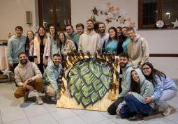 I giovani volontari di Andirivieni che hanno dato vita al progetto, insieme con la assessora alle Poliche giovanili Beatrice Aimar durante la presentazione di sabato scorso