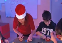Le luci soffuse, i colori, i suoni, gli arredi, le manipolazioni proposte e gli angoli morbidi in cui potersi rilassare  guidano i bambini delle classi prime, seconde e terze attraverso suggestioni percettive nel magico momento del Natale