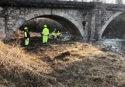  I volontari al lavoro sulle sponde del torrente Maira in prossimità del ponte di via Villafalletto