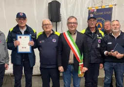Il sindaco Marco Gallo con il coordinatore della Portezione civile comunale di Busca Antonio Beoletto alla cerimonia di sabato scorso a Fossano