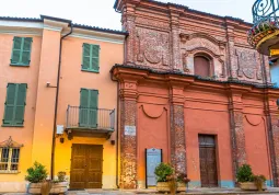 Il Teatro Civico si trova all’interno di una chiesa sconsacrata del XV secolo, in pieno centro storico 