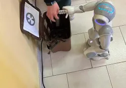 Raccolta differenziata insegnata dal robot