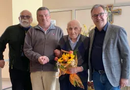 Luigi Bonfante spegne oggi  101 candeline nella casa di riposo Santissima Annunziata: lo hanno omaggiato il sindaco,  Marco Gallo, il presidente dell’Ospedale di Busca che gestisce la casa di riposo dove risiede, Tommaso Alfieri, e il parroco don Roberto Bruna lo hanno omaggiato stamattina
