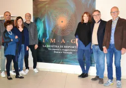 Il sindaco Marco Gallo e gli assessori Lucia Rosso, Diego Bressi ed Ezio Donadio con gli autori della Mostra dell'associazione Creative ApSu Laura Chiotasso, Costantino Sarnelli e Barbara Forneris