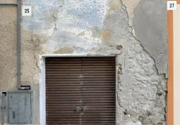 Luigi Ciotta ricerca le macchie e le scrostature sui muri di Busca