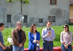 Le assessore alla Famiglia, Lucia Rosso, e alle Politiche giovanili, Beatrice Aimar, con il sindaco, gli altri amministratori comunali e il presidente della Consulta delle Famiglie salutano i  convenuti 
