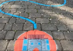 La nuova postazione lungo piazza Fratelli Mariano il gioco di squadra multifunzionale è un percorso con le sei “perle