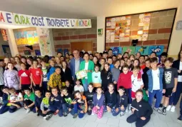 Sindaco e assessora con le classi di quinta della scuola primaria del capoluogo