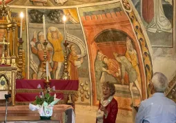 La visita alle cappelle con gli straordinari affresche della scuola buschese dei Fratelli Biazaci