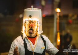Il 21 luglio “Mister Brush” di Antonio Brugnano, uno spettacolo che nasce per divertire con la follia del clown, la leggerezza e la tecnica del mimo