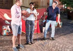 Gli assessori Diego Bressi e Lucia Rosso salutano il pubblico prima dello spettacolo