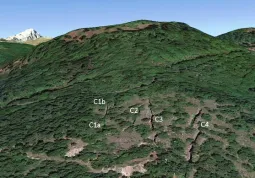 I cinque canyon dell'alabastro rosa sulla collina di Busca: le visite autorizzate sono soltanto quelle che si svolgono con guida. L'area dalla Marmorera è solcata da cinque scavi, larghi in media 2-4 metri, alti circa 35 metri e lunghi fino a 100 metri. Sono pressoché paralleli con direzione NW-SE