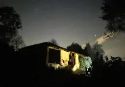 Il profilo della collina di Monte Pagliano sotto le stelle