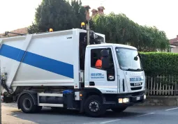 Domani raccolta rifiuti porta a porta regolare