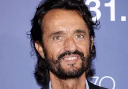 Per la rassegna Schermi d’autore al cinema Lux giovedì 1° e venerdì 2 febbraio è la volta della nuova opera del regista Giulio Base “À la recherche”, che giovedì alle ore 21 sarà ospite in sala