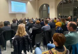 Una serata molto partecipata si è tenuta ieri nella sala Incontri Porta Santa Maria per  la presentazione del bando comunale di assegnazione dei contributi alle imprese del Distretto urbano del commercio di Busca