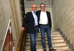Marco Gallo con il neo sindaco di Busca Ezio Donadio ieri sera sullo scalone del palazzo comunale 