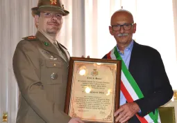 Il sindaco, Ezio Donadio, ha conferito la Cittadinanza onoraria al 2° Reggimento Alpini di stanza a Cuneo, San Rocco Castagnaretta, nelle mani del comandate colonnello Massimiliano Fassero