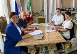 Il sindaco, Ezio Donadio e l’assessora alla Cultura, Lucia Rosso che, con il vicesegretario comunale, Silvio Armando, hanno ricevuto il direttore artistico, Maurizio Fornero e la segretaria, Daniela Mottura