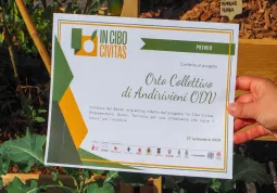 Andirivieni ha portato la sua esperienza di agricoltura condivisa al Salone del gusto di Slow Food, dove il suo Orto Collettivo  ha vinto il bando re-granting indetto da ‘In Cibo Civitas'