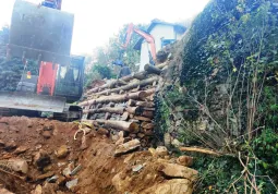 Sistemazione del terrapieno, in parte crollato in seguito alle piogge, del cortile della Casa Alpina