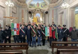 Foto con gli amministratori locali e i rappresentanti delle associazioni 