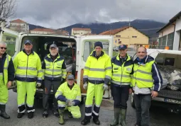 Il gruppo di volontari della Protezione Civile e l'Assessore all'Ambiente Diego Bressi