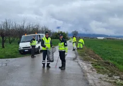 Un momento della raccolta dei rifiuti abbandonati