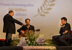 L'attore si esibisce nel brano L'impotenza di Giorgio Gaber