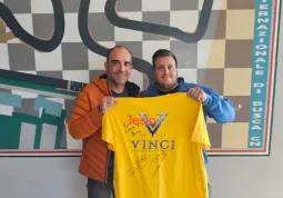 A destra Leonardo Speranza consegna la maglietta autografata dai campioni all'assessore con delega allo sport Diego Bressi