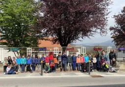 Il gruppo di piccoli artisti davanti alla cancellata fiorita