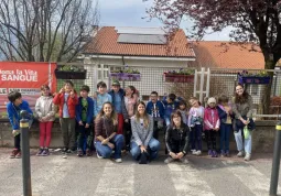 	Il gruppo di piccoli artisti davanti alla cancellata fiorita