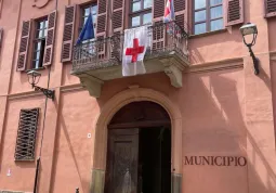 La bandiera della Croce Rossa esposta dal Palazzo comunale