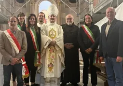 Insieme al Vescovo di Saluzzo, mons. Cristiano Bodo, l’assessore Lucia Rosso, il pro sindaco Andrea Picco il e consultore Pier Francesco Rolando.