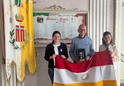 Maria Magdalena Verón detta Maghi insieme al Sindaco Ezio Donadio e dall’Assessora Lucia Rosso