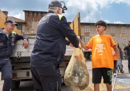 I volontari della Protezione Civile durante il ritiro dei rifiuti