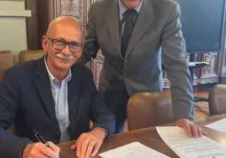 Il Prefetto Mariano Savastano insieme al Sindaco Ezio Donadio durante la firma del documento d'intesa