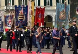 La parata con i gonfaloni comunali 