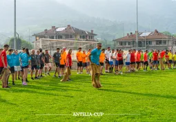Un momento durante la sfida di corsa con il sacco
